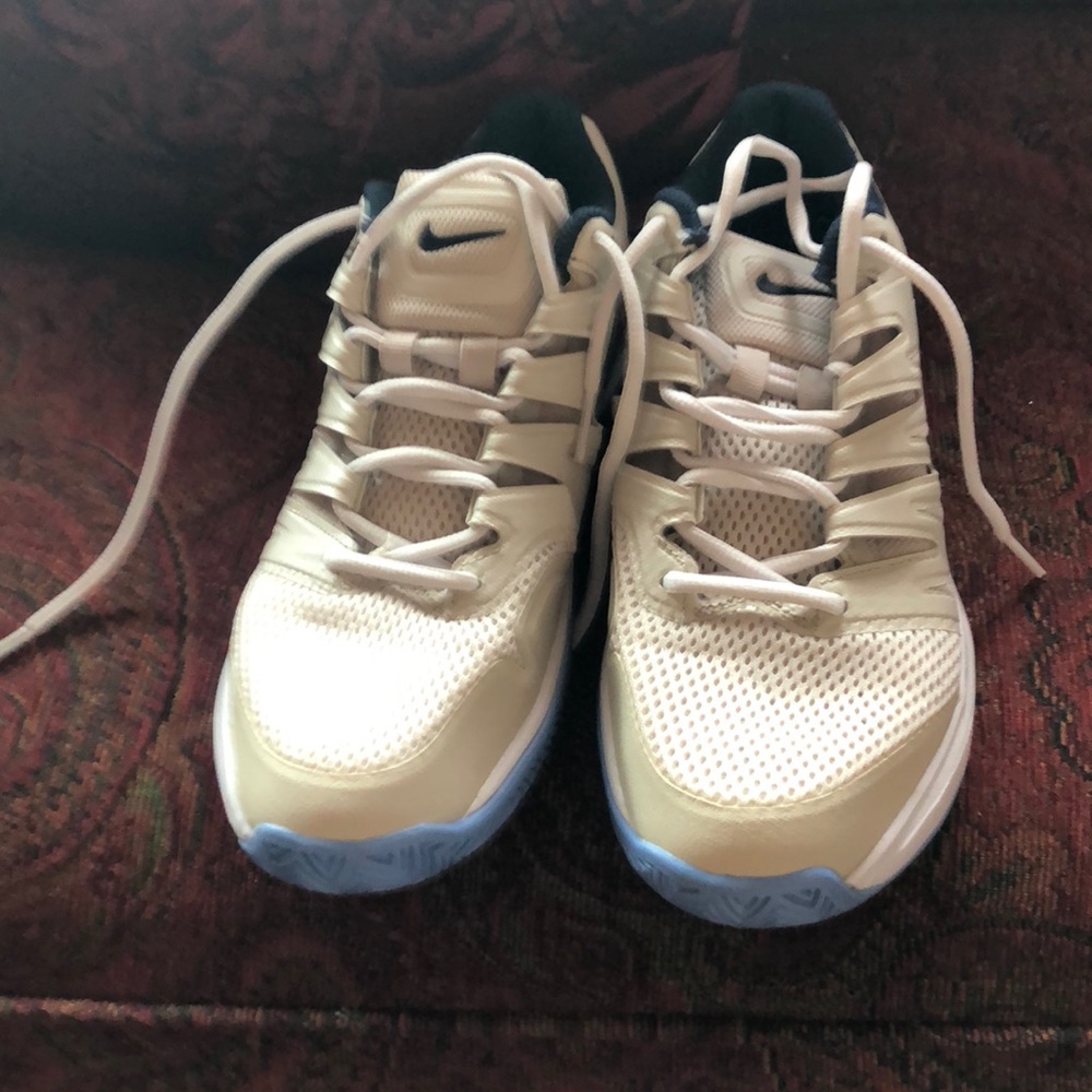 Nice Nike women’s tennis shoes.